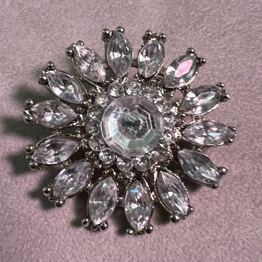 What a beautiful spray of sunshine w/ crystal like stones in a flower formation